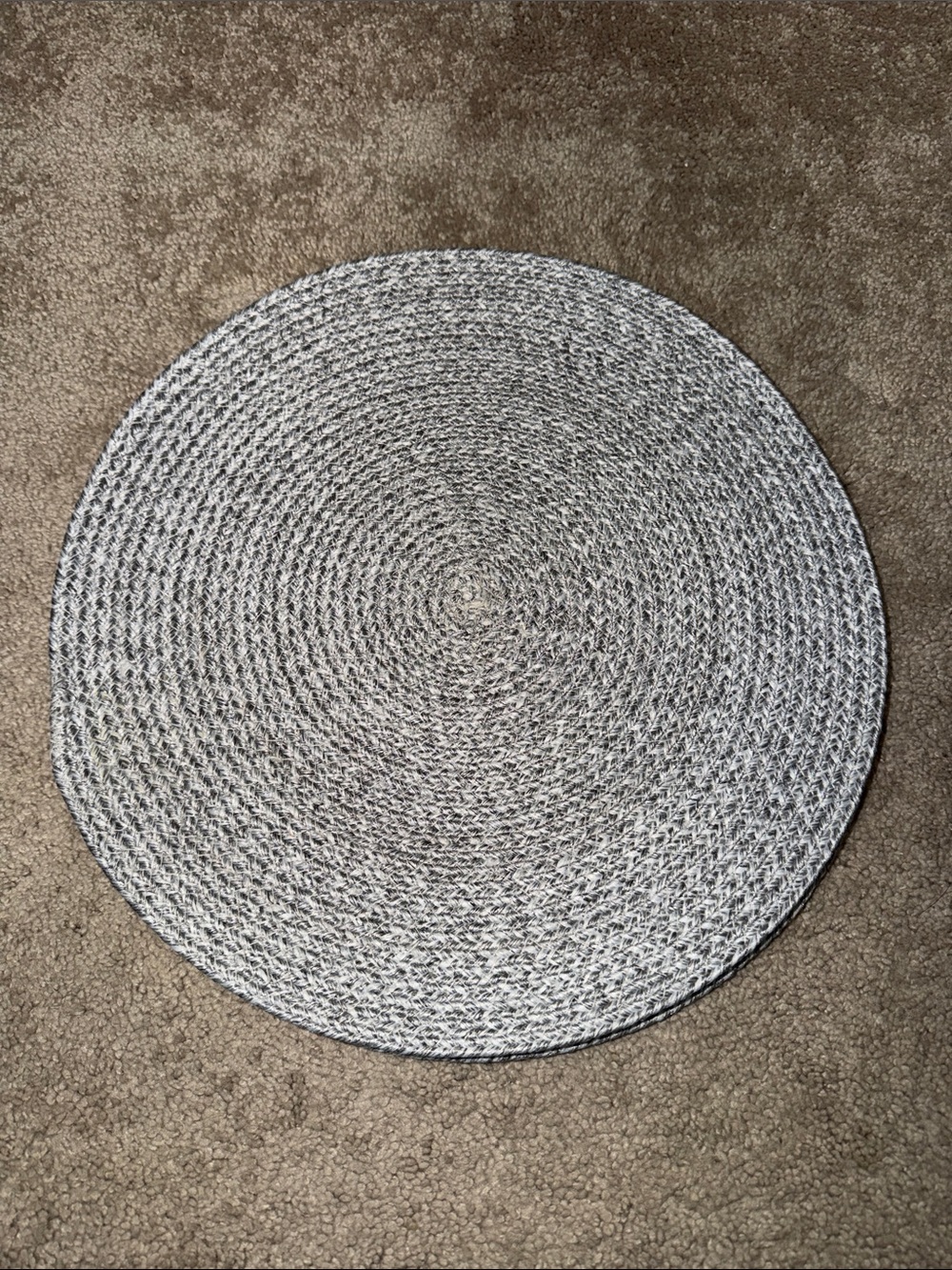 NWOT Set of 4 - Round Woven Placemats - Gray and White placemats